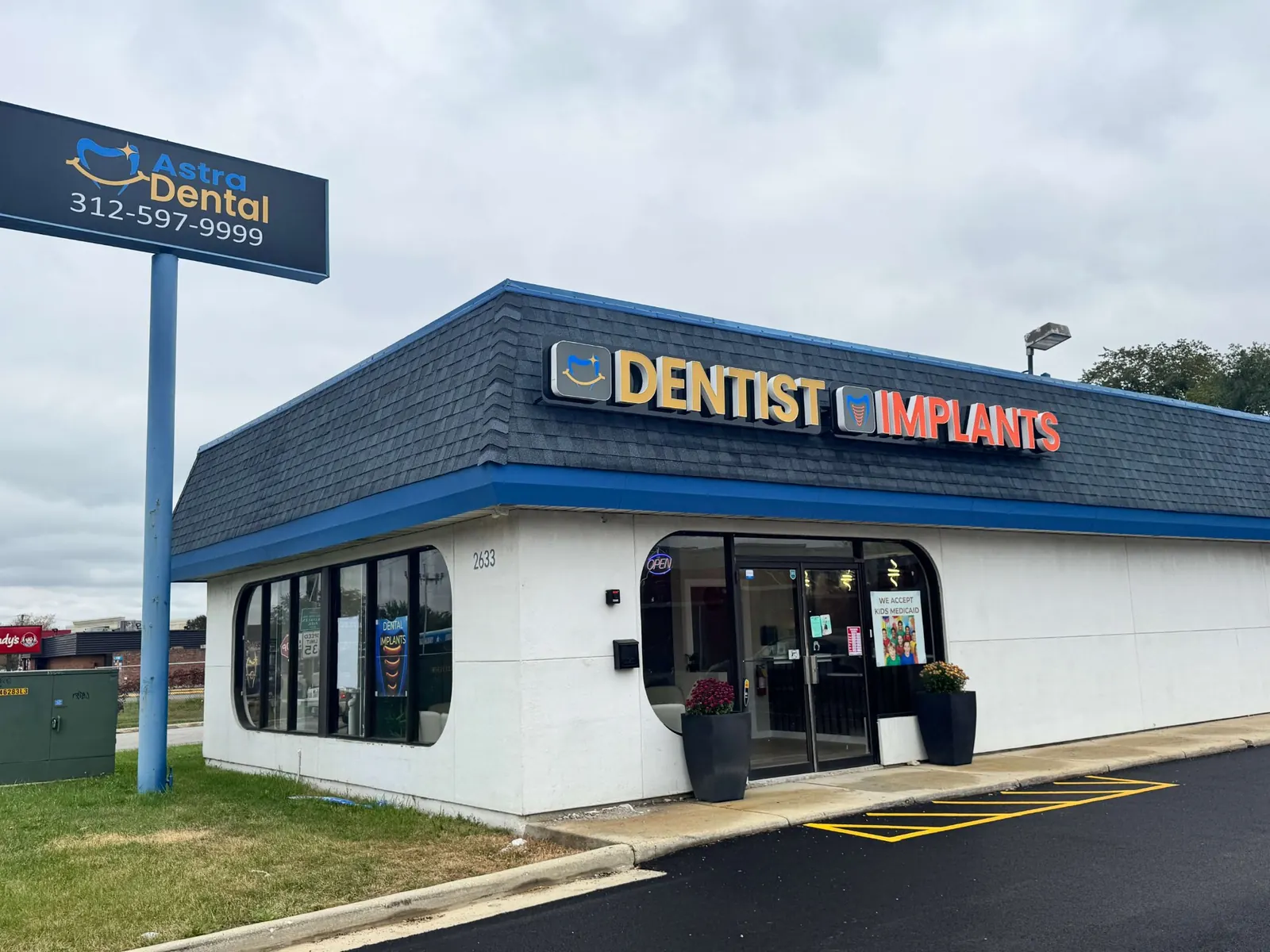 Astra Dental office on Mannheim Rd in Franklin Park, IL &mdash; dentist serving Bensenville patients